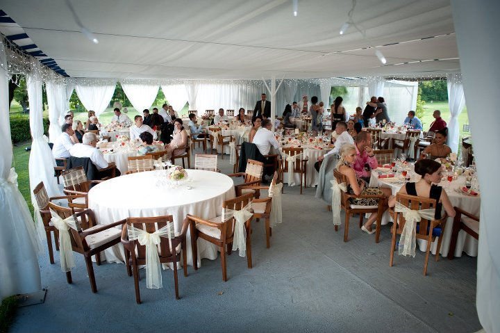 Hostia počas svadobnej hostiny vo veľkom party stane