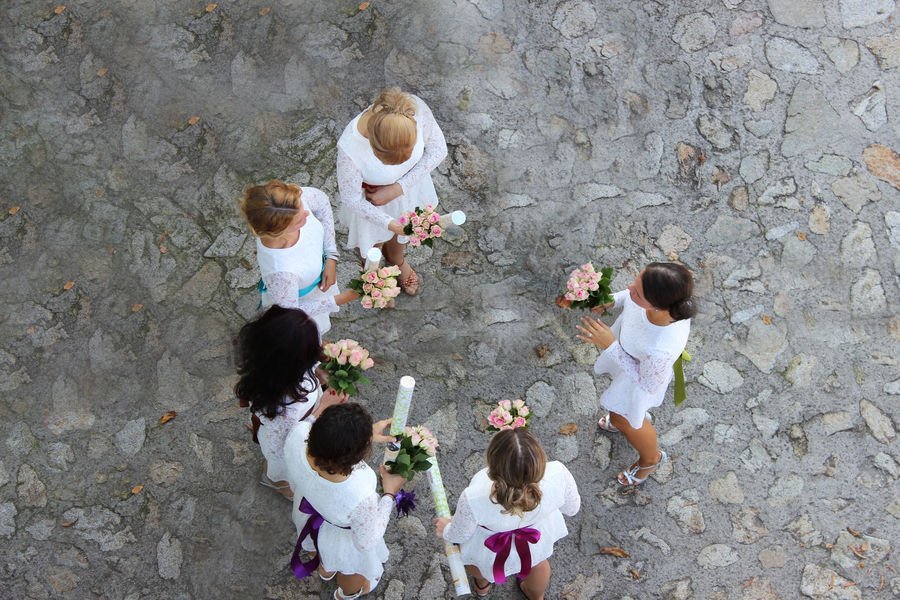 Svadobná skupina fotografovaná zhora na nádvorí