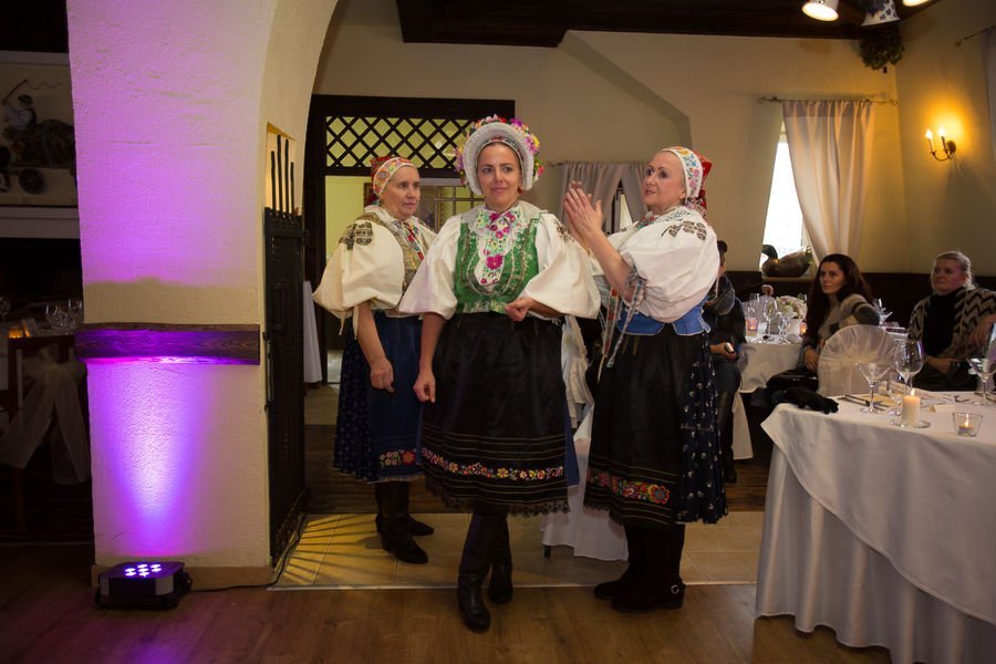 Folklórny program počas svadobnej hostiny